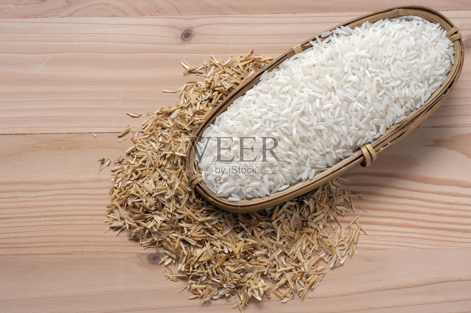 木制背景上的稻谷和稻壳照片摄影